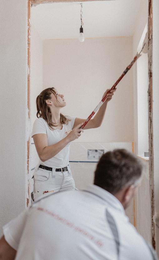 frau-streicht-wand-innen
